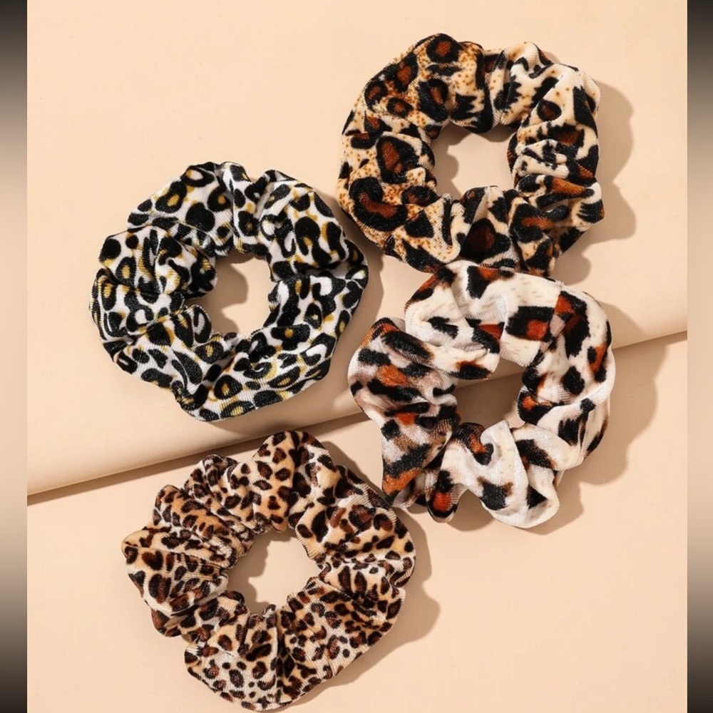 133.  1pc Leopard Scrunchie